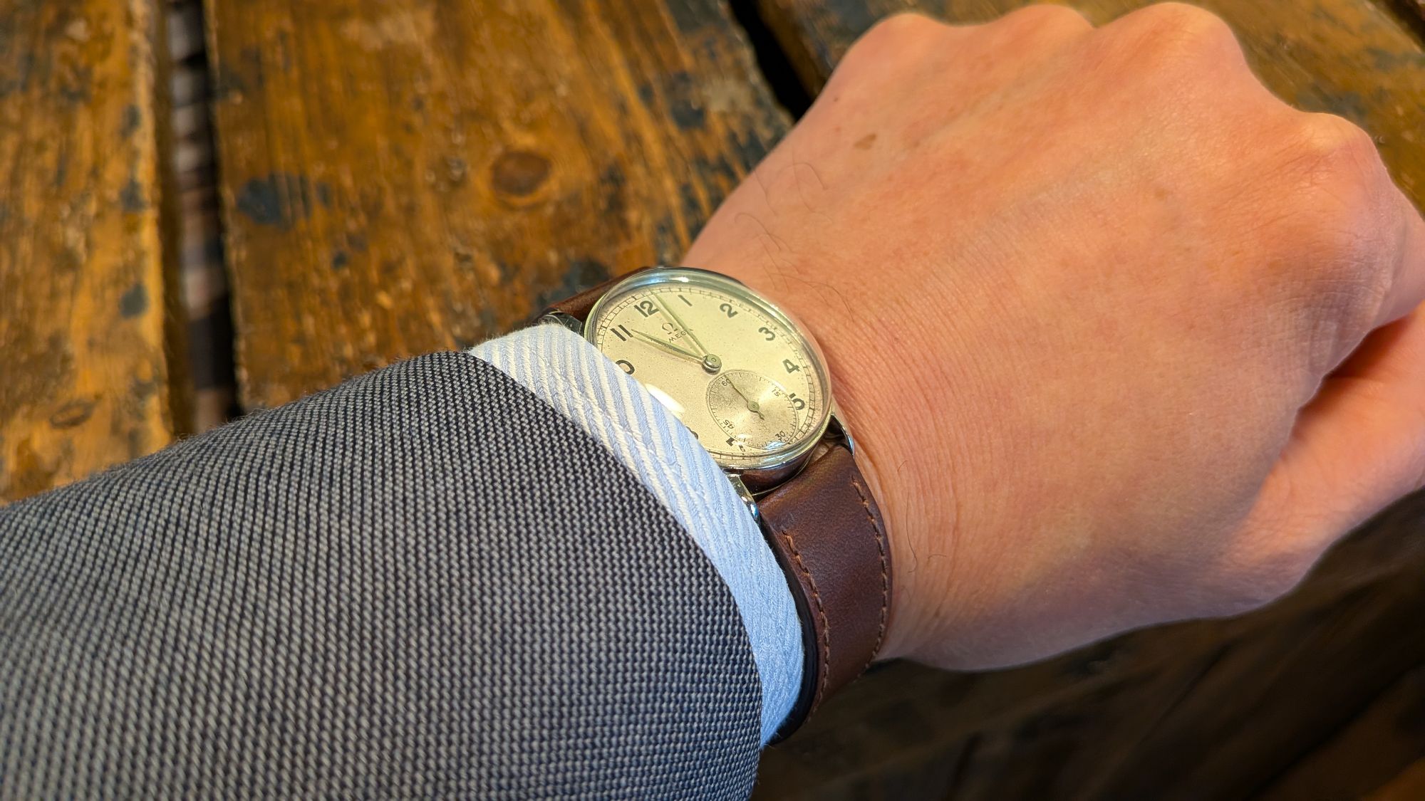 スーツに手巻き時計